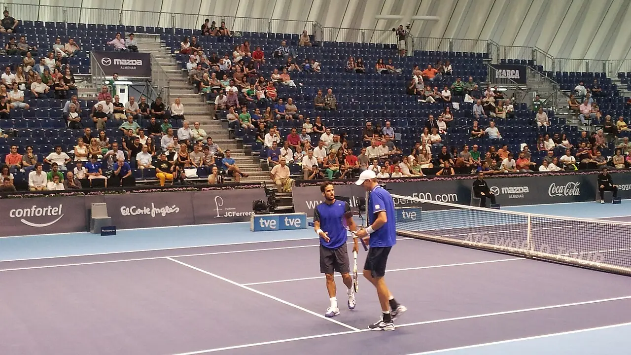 Een tenniswedstrijd onder het dak van het Ágora in de Ciudad de las Artes y las Ciencias