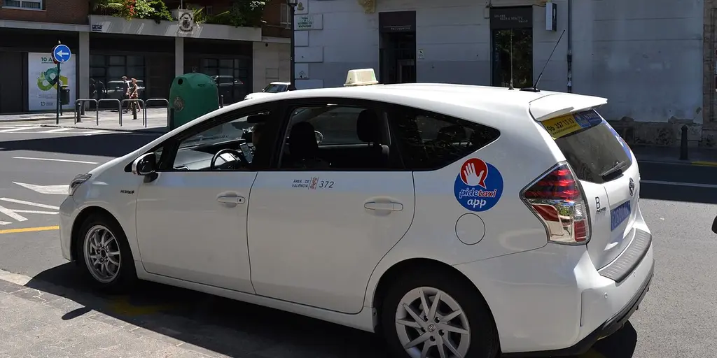 Een witte taxi in Valencia op de Plaça d'Alfons el Magnànim