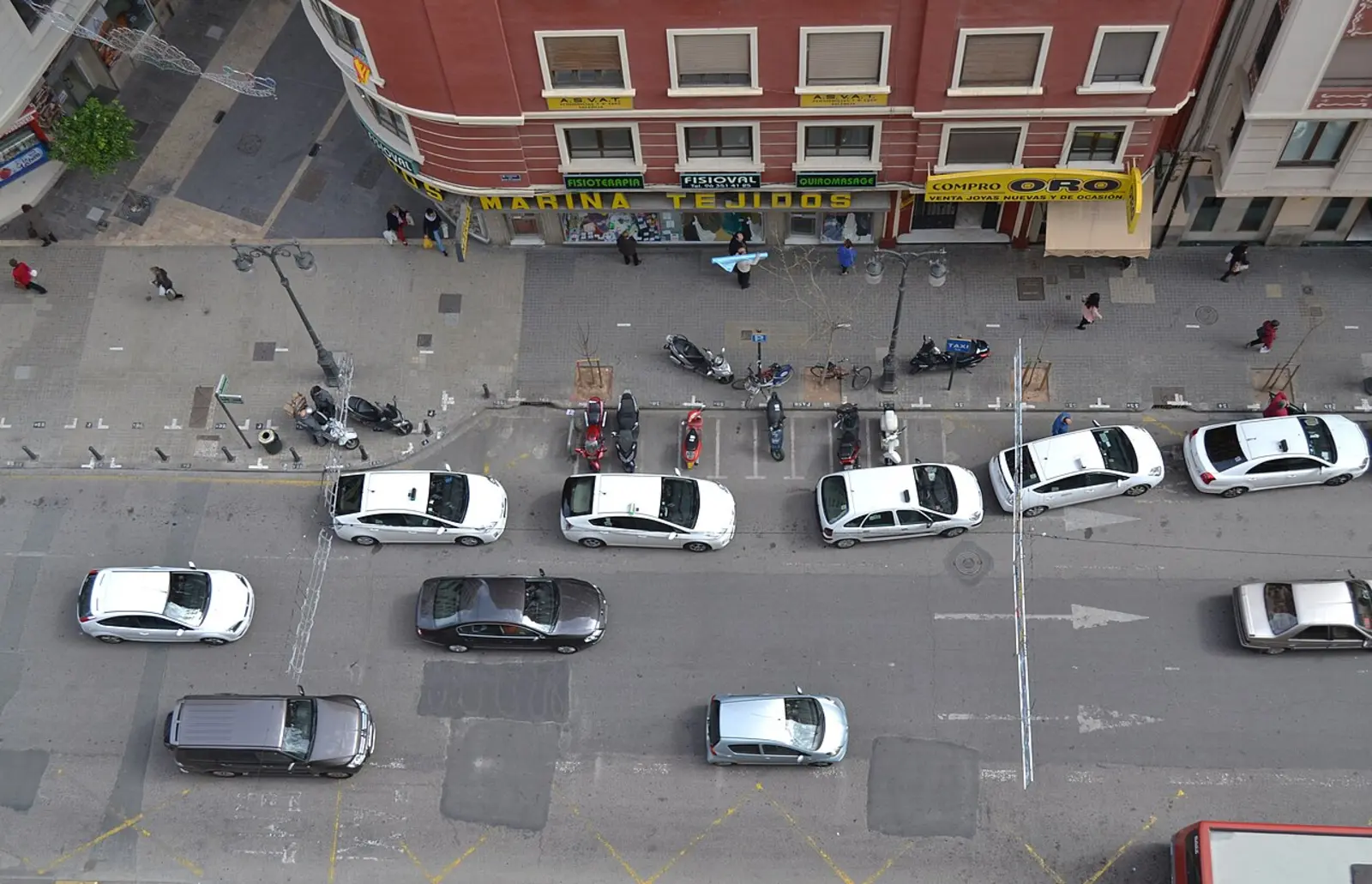 Een rij officiële Valencia-taxi's bij een taxistandplaats aan de Avinguda de l'Oest in het centrum