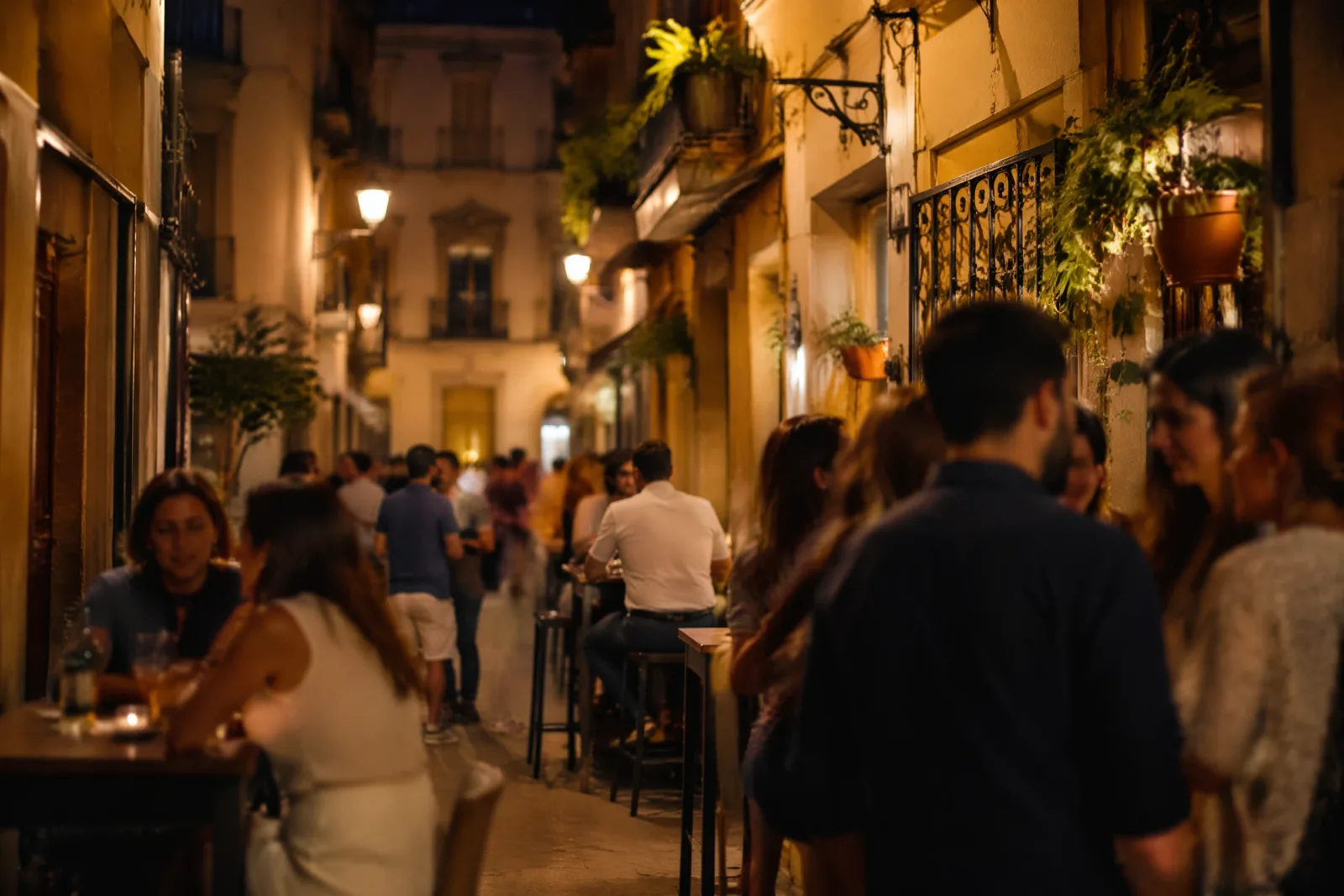 Un animado ambiente nocturno en el barrio de El Carmen, con bares y terrazas llenas de gente