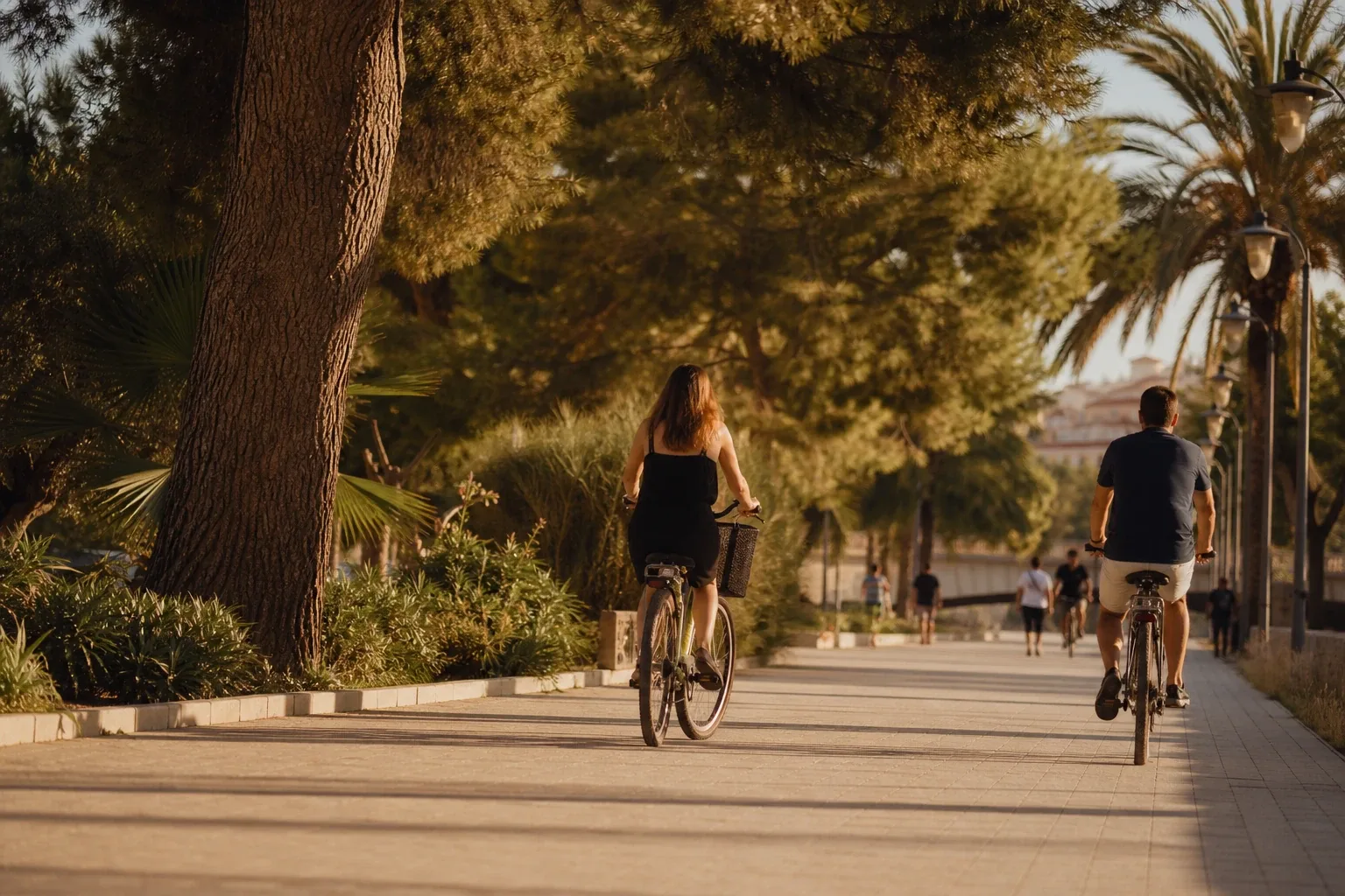 Un camino arbolado en los Jardines del Turia, el parque de nueve kilómetros que atraviesa Valencia