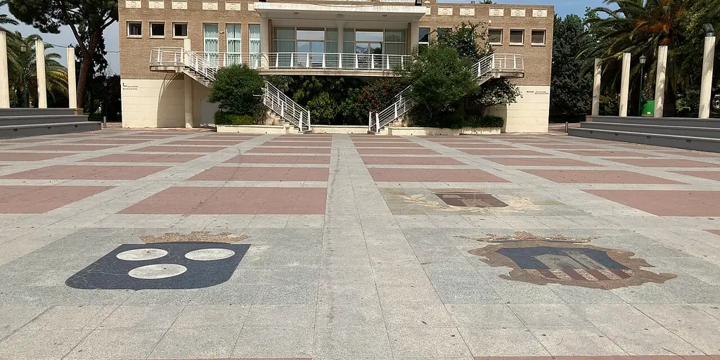 The Placa d'Europa in L'Eliana, a paved square in front of a civic building