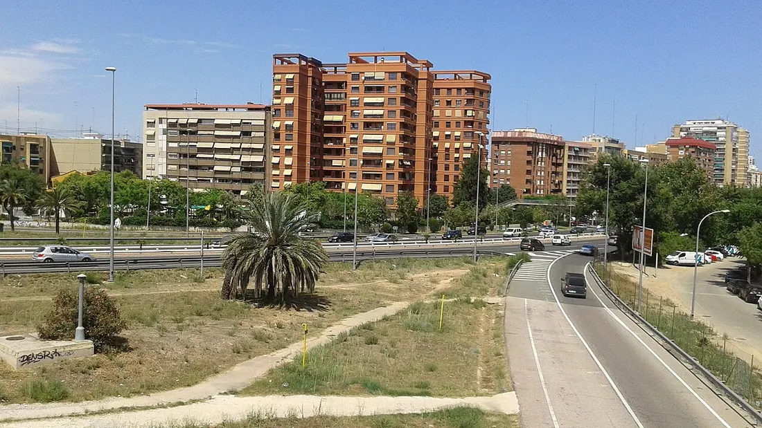 Bloques de pisos de ladrillo junto a un ramal de la V-30 en Mislata, vistos desde una pasarela