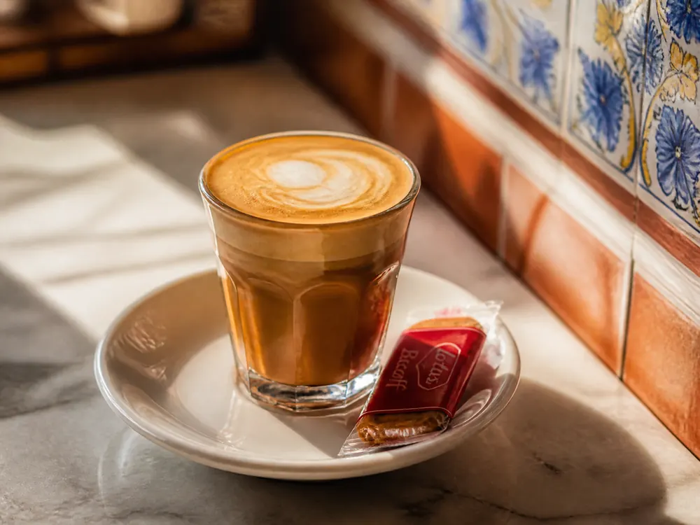 Cortado (tallat): espresso met een scheutje warme melk, in een klein glas