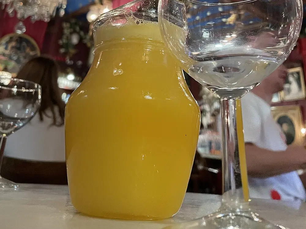 Una jarra de Agua de Valencia servida en el histórico Café Madrid de Valencia