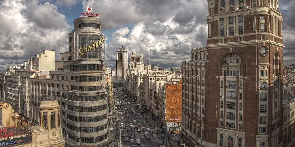 La Gran Vía de Madrid vista desde lo alto, flanqueada por edificios de principios del siglo XX