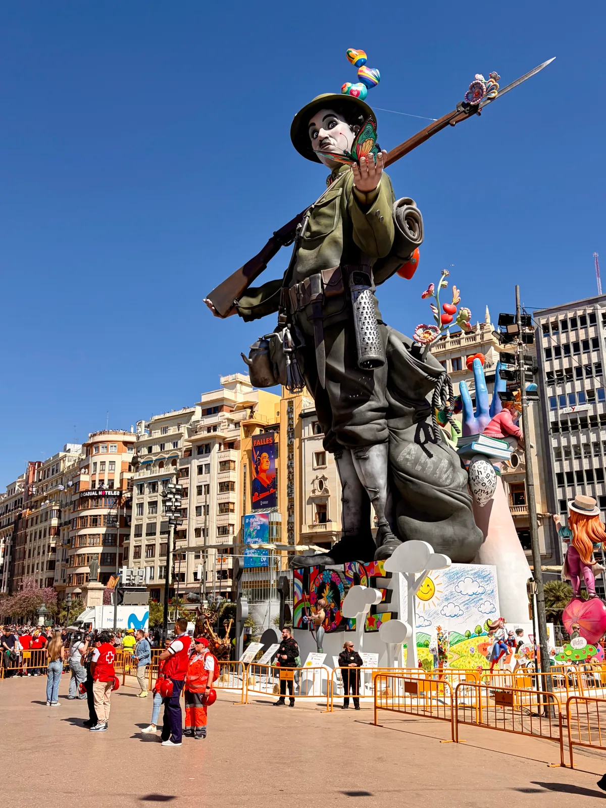 Le monument de la Falla del Ayuntamiento 2026, 'Sobre la Paz', sur la Plaza del Ayuntamiento