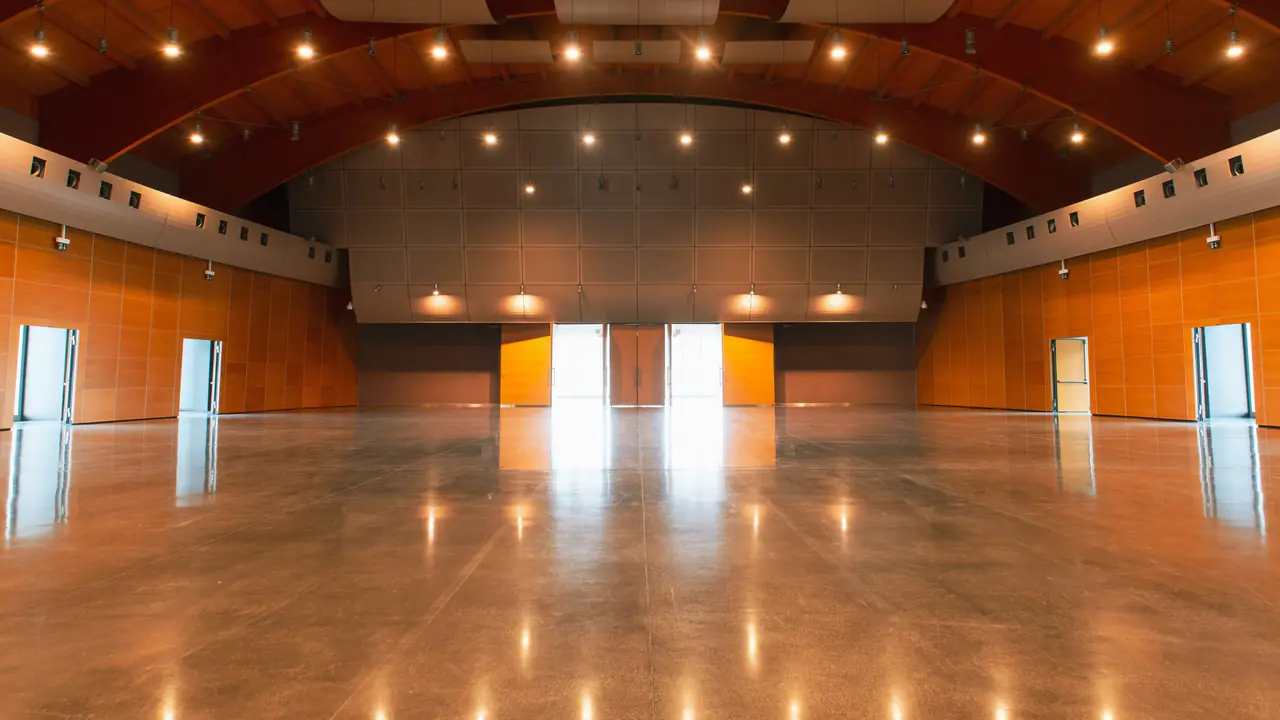 El calido interior revestido de madera de una sala de conciertos sinfonica vacia