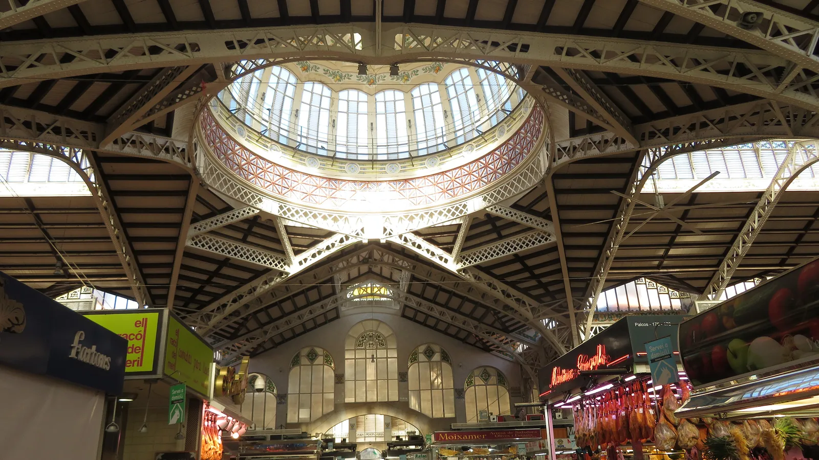 De koepel van ijzer en glas en de kramen binnen in de Mercat Central de València